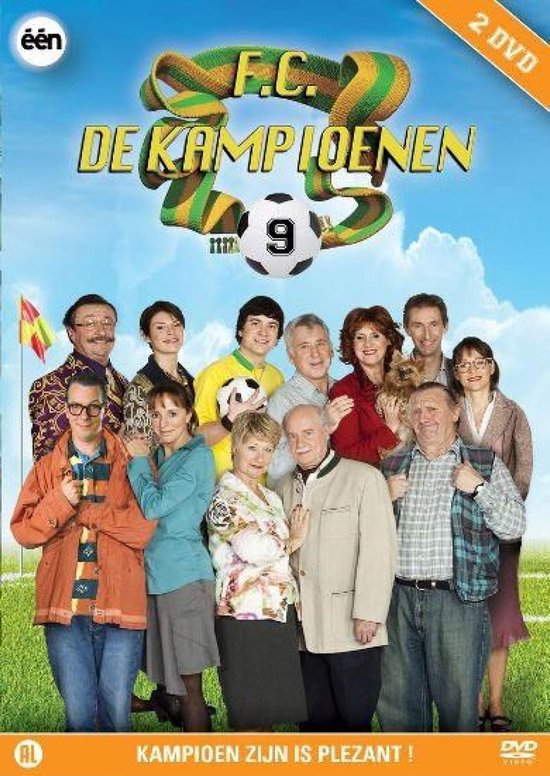 Elk van de tien castleden van FC De Kampioenen staat glimlachend op een voetbalveld. Een gele en groene sjaal slingert zich boven een voetbal.