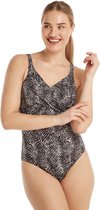 Model draagt een badpak met een gedraaide voorkant en een 'summer leaves' print in grijs en zwart.