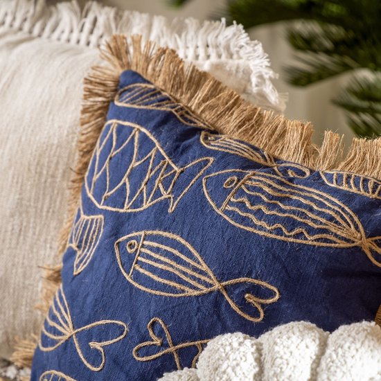 Details van een blauw sierkussen met goudkleurige visprint en jute franjes.