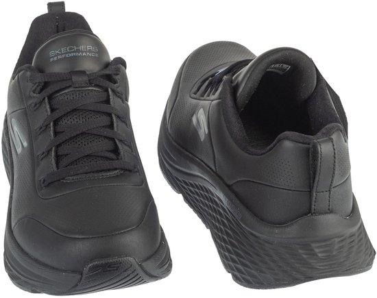 Zwarte leren sportschoenen, één van voren gezien, één van de zijkant met veters en S-logo.