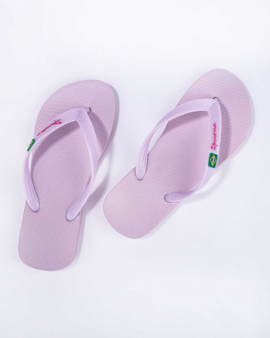Lichtpaarse Ipanema slippers met Ipanema logo en Braziliaanse vlag op de bandjes.