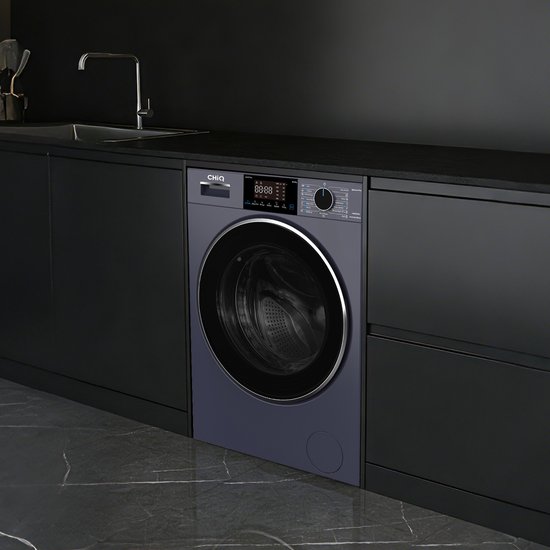 Lave-linge CHiQ bleu foncé intégré dans une cuisine moderne avec des placards noirs et un plan de travail en marbre.