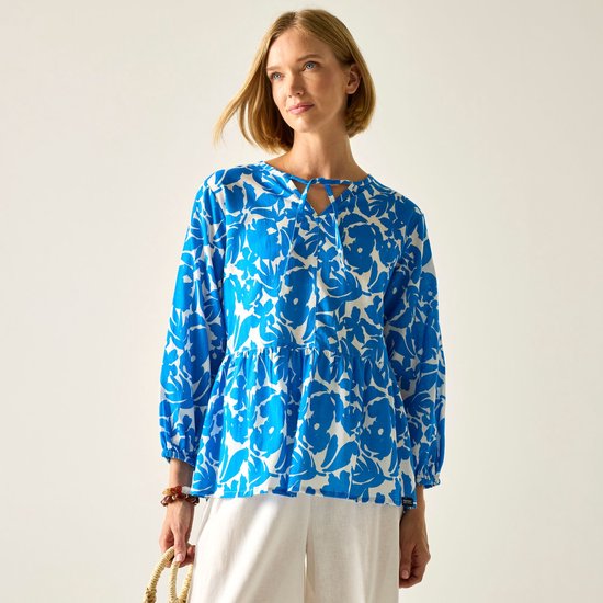 Blouse met blauwe bloemenprint en strikdetail bij de hals. Relaxte pasvorm met wijde mouwen.