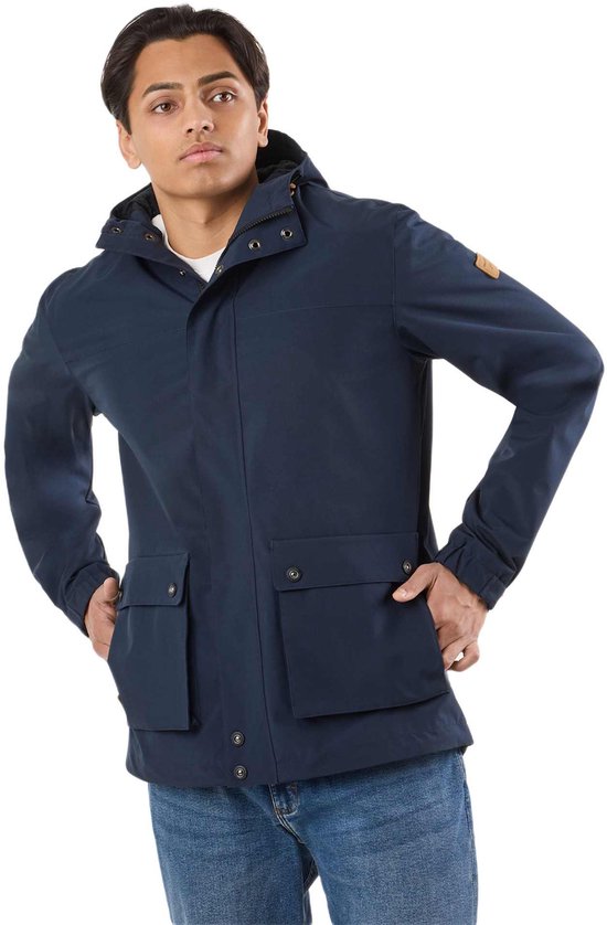 Un homme porte une veste d'extérieur bleu marine à capuche, quatre poches avant et un logo marron sur la manche.