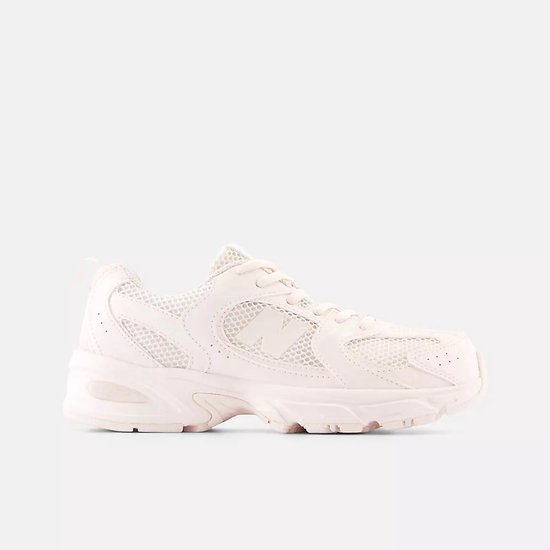 Lichtroze New Balance sneaker met mesh details en een grote N op de zijkant.