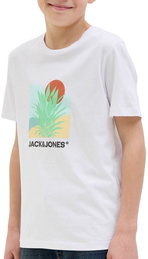 Jongen in een wit JACK&JONES T-shirt met een grafische ananasprint, kijkend naar de camera.