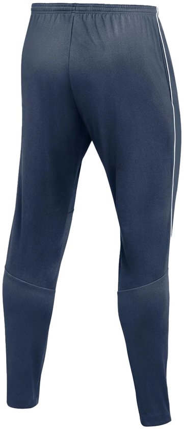 Achterkant van een donkerblauwe Nike trainingsbroek voor heren met witte biezen.