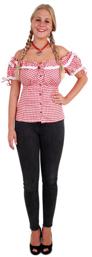 Model met blonde staarten draagt een rood-wit geblokt Tiroler blouse met pofmouwen, witte kanten randen en strikjes. Een rode ketting met hartje.