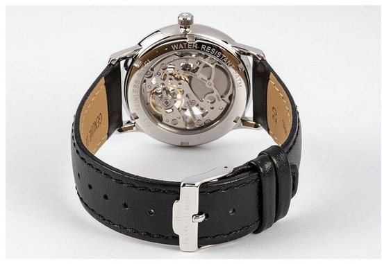 Achterkant van herenhorloge met zichtbaar automatisch uurwerk en zwarte leren band met gesp.