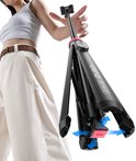 Vrouw houdt zwarte selfiestick/statief omhoog met rode accenten. Pijlen geven verstelbaarheid aan.