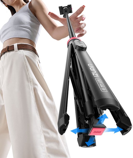 Vrouw houdt zwarte selfiestick/statief omhoog met rode accenten. Pijlen geven verstelbaarheid aan.