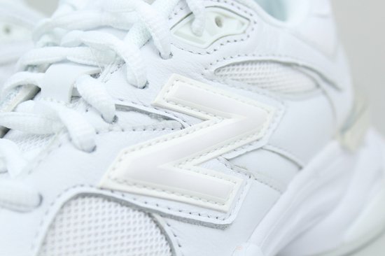 Detail van het witte N-logo op een witte New Balance sneaker.