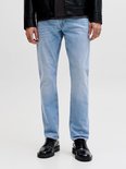 Close-up van de voorkant van een lichtblauwe slim fit jeans op een model.