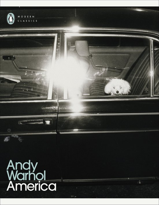 Een kleine witte hond kijkt uit het raam van een auto. De tekst 'Andy Warhol America' en het Penguin Classics logo zijn zichtbaar.