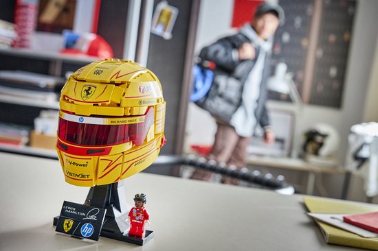 Casque LEGO Editions Scuderia Ferrari HP de Lewis Hamilton - 43022
