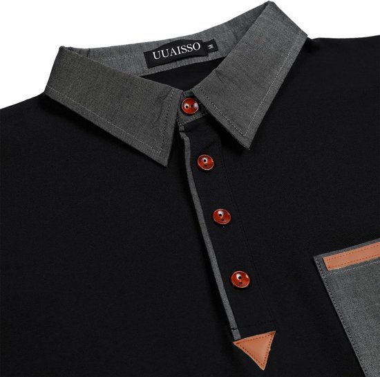 Detail van de kraag en knopen van het zwarte poloshirt, met logo.