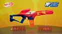 Rode en blauwe Nerf N-Series Pinpoint blaster met een magazijn en 20 darts ernaast.