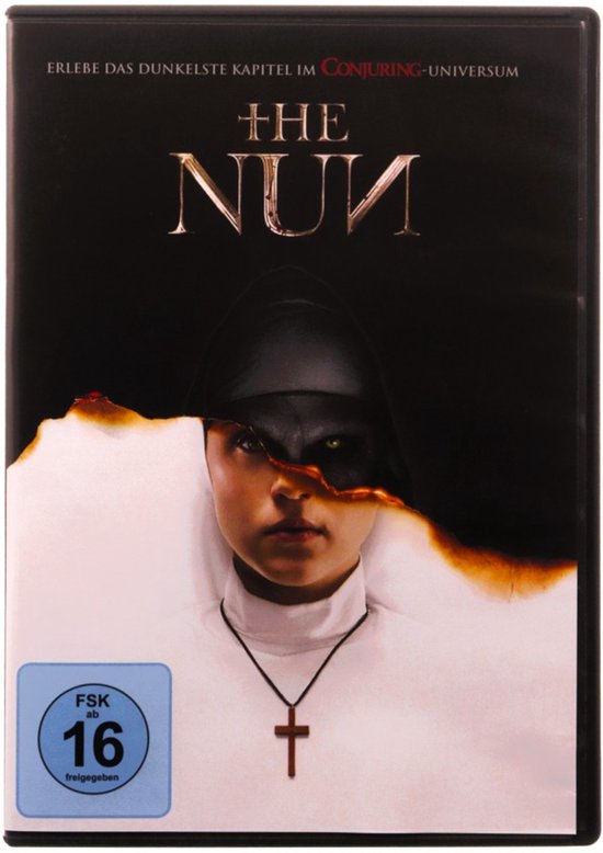 De voorkant van de dvd-hoes van The Nun met een close-up van een vrouw in nonnenkleding met demonische ogen.