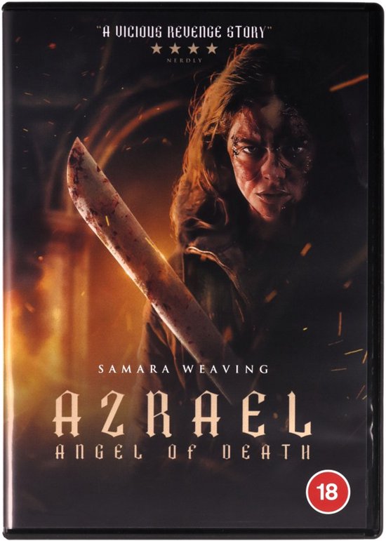 De voorkant van de DVD-hoes van Azrael. Samara Weaving met een bebloed gezicht en een machete, met vlammen op de achtergrond.