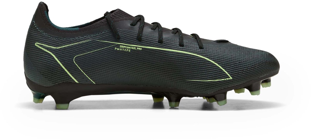 Puma Ultra 6 Pro FG/AG voetbalschoenen in PUMA Black met lichtgroene details, vetersluiting en lichtgewicht mesh bovenwerk.