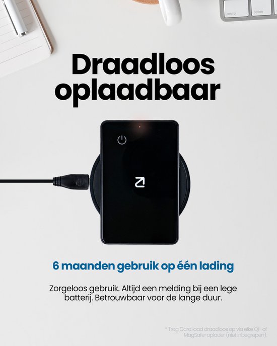 Zwarte tracker wordt draadloos opgeladen op een zwarte oplader.