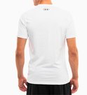 Man draagt wit Under Armour T-shirt, met zwarte opdruk op de rug.