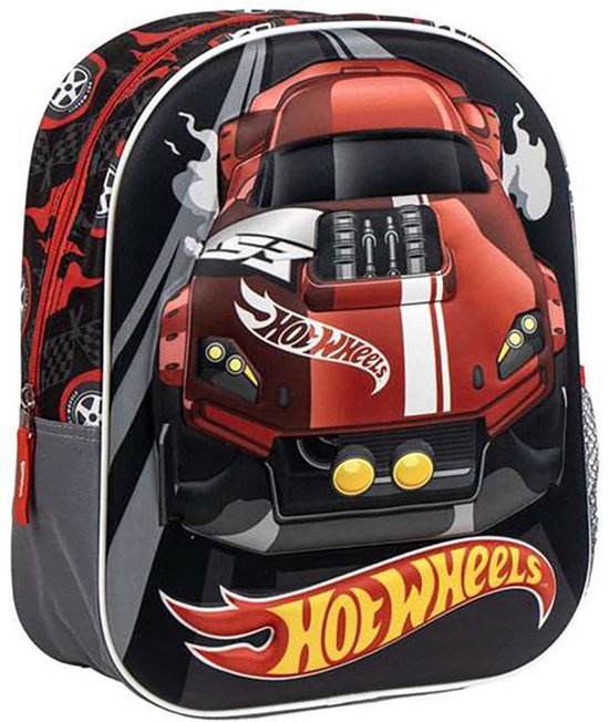 Een zwarte rugzak met een opvallend 3D-ontwerp van een rode Hot Wheels raceauto met vlammen en het Hot Wheels logo.