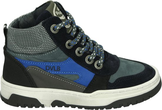 Blauwe, grijze en zwarte halfhoge kindersneaker met veters, merknaam 'DVLB' op de zijkant en een gebreide kraag.