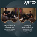 Man zit comfortabel op een lila beanbag stoel, leest een boek. Poef staat ernaast. Afmetingen getoond.