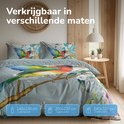 Bed met dekbedovertrek en kussens, verkrijgbaar in maten voor 1 en 2 personen. Print met vogels, bloemen en mandala's.
