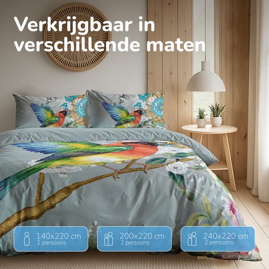 Bed met dekbedovertrek en kussens, verkrijgbaar in maten voor 1 en 2 personen. Print met vogels, bloemen en mandala's.