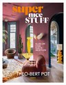Super Nice Stuff cover met een woonkamer vol unieke meubels en decoraties in warme kleuren. Tekst 'Super Nice Stuff'.
