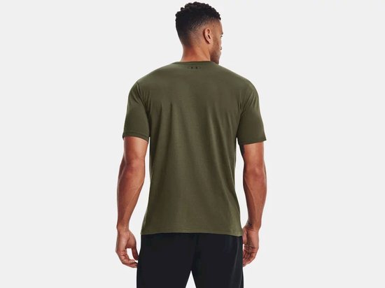 Achterkant van een man in donkergroen Under Armour sportshirt met zwart logo op de nek.