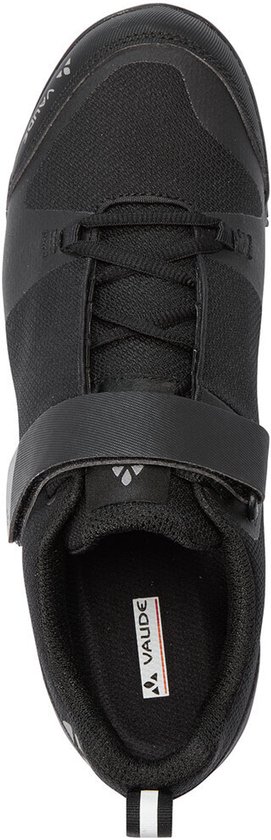 Vue de dessus d'une chaussure de vélo noire avec fermeture velcro et logo VAUDE.