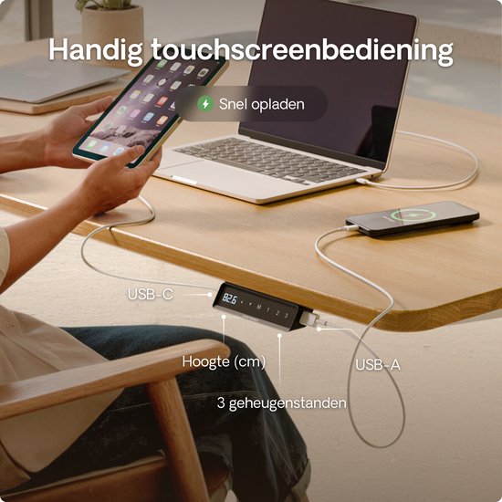 Handen bedienen touchscreen met USB-C en USB-A aansluitingen op eiken bureau.