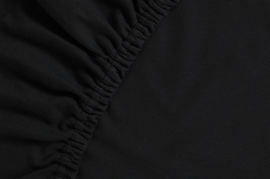 Zwart jersey hoeslaken met elastische rand.