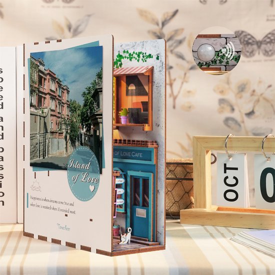 Houten boekensteun 'Island of Love' met straatafbeelding en café-interieur, naast een kalender.