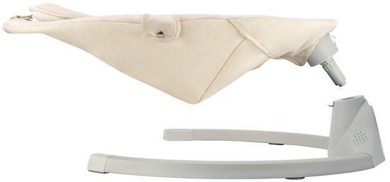 Beige babyschommel met een stoffen zitting en een grijze basis.
