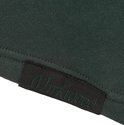 Zwart label met geborduurde merknaam 'Mirkwood' in groene letters op een donkergroene cardigan.