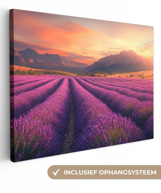 Een liggend canvas met een lavendelveld bij zonsondergang, bergen op de achtergrond, met een ophangsysteem.