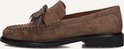 Zijaanzicht van een bruine suède loafer met kwastjes en zilverkleurige details.