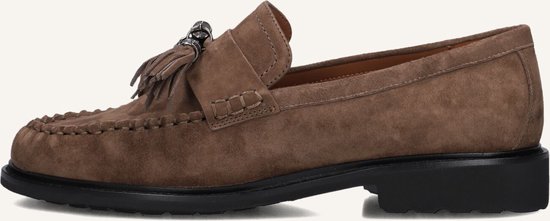 Zijaanzicht van een bruine suède loafer met kwastjes en zilverkleurige details.