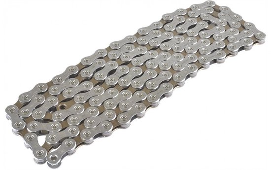Een rechthoekige, zilverkleurige Shimano fietsketting met veel schakels, op een witte achtergrond.