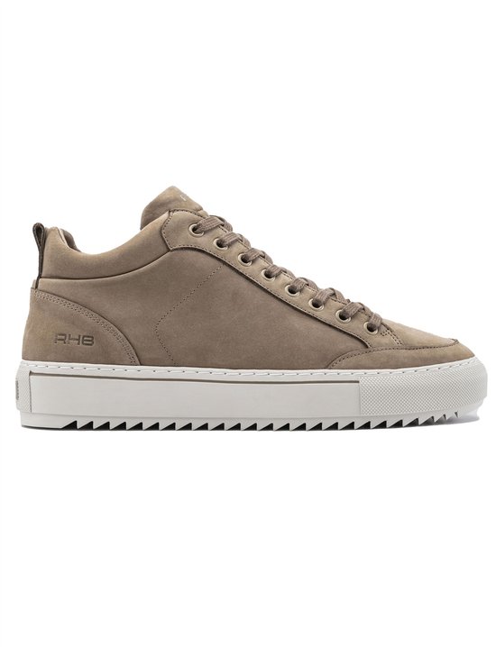 Beige suède sneaker met witte zool en veters. De zijkant van de zool toont het Rehab logo.