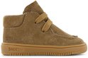 Zijkant van cognac suède Shoesme sneaker met teddy voering. De zool is cognac met 'SHOESME'.