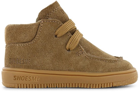 Zijkant van cognac suède Shoesme sneaker met teddy voering. De zool is cognac met 'SHOESME'.