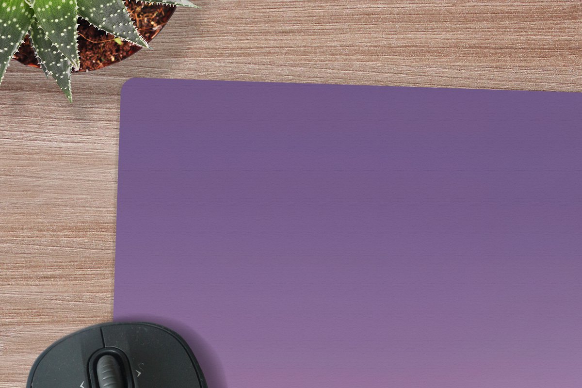 Muismat XXL 120x80 cm - Bureau onderlegger - Bureau mat Heuvels - Paars - Mist - Zon - Bureaumat - Gaming mousepad xl - Bureaulegger groot - Computer deskmat