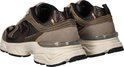 Achterkant van groene en bruine sneakers met beige veters, snake-print details en beige zolen.