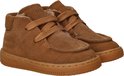 Voorkant van cognac suède Shoesme sneakers met teddy voering en veters. De zool is cognac.