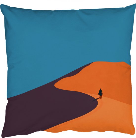 Coussin carré au design minimaliste : une silhouette solitaire dans des dunes orange sur un ciel bleu.